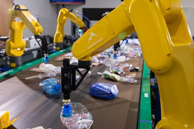 Robot sorting plastics with AI